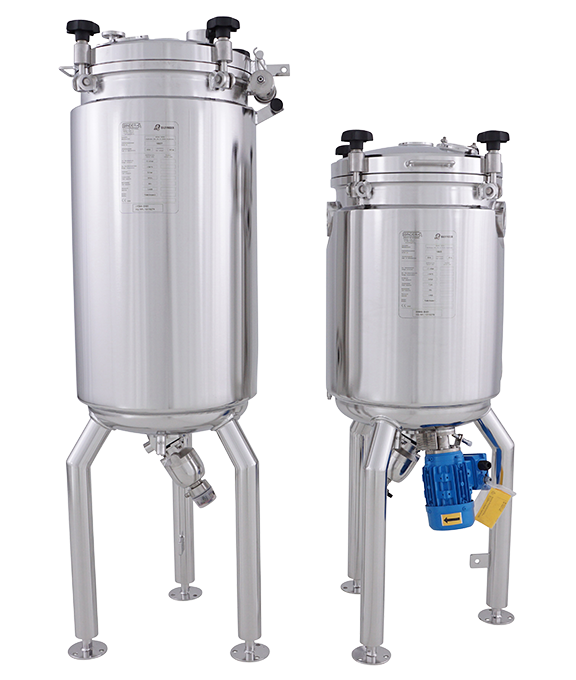 Zwei Edelstahl Rührwerksbehälter nebeneinander in verschiedenen Größen