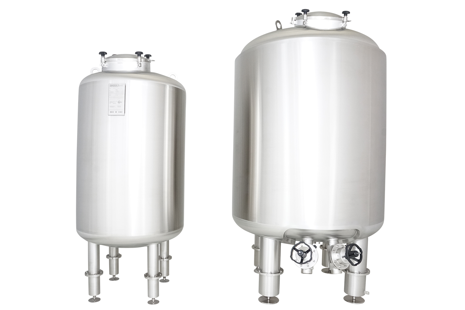 Zwei Edelstahl Druckbehälter nebeneinander in verschiedenen Größen